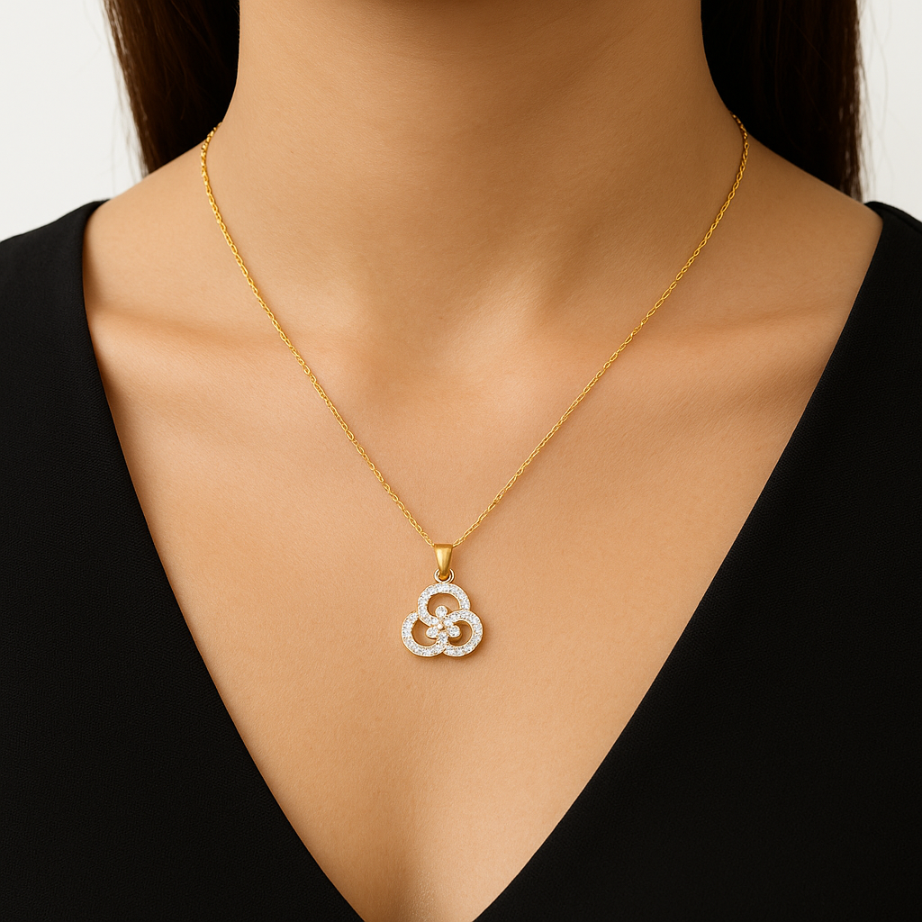 Collier Femme Plaqué Or – Pendentif Trèfle Élégant Pavé de Zircons – Chaîne 40 + 5 cm