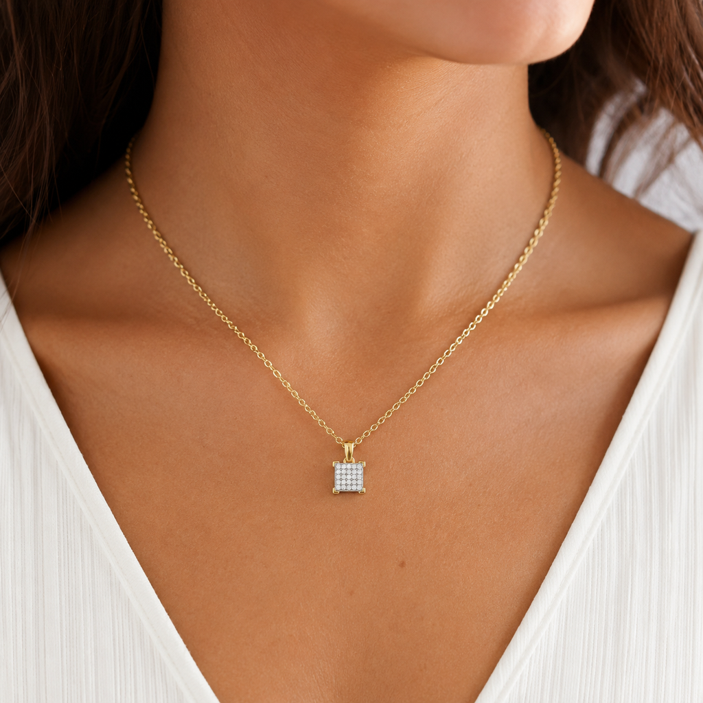 Collier Carré Zirconium – Plaqué Or 18 Carats