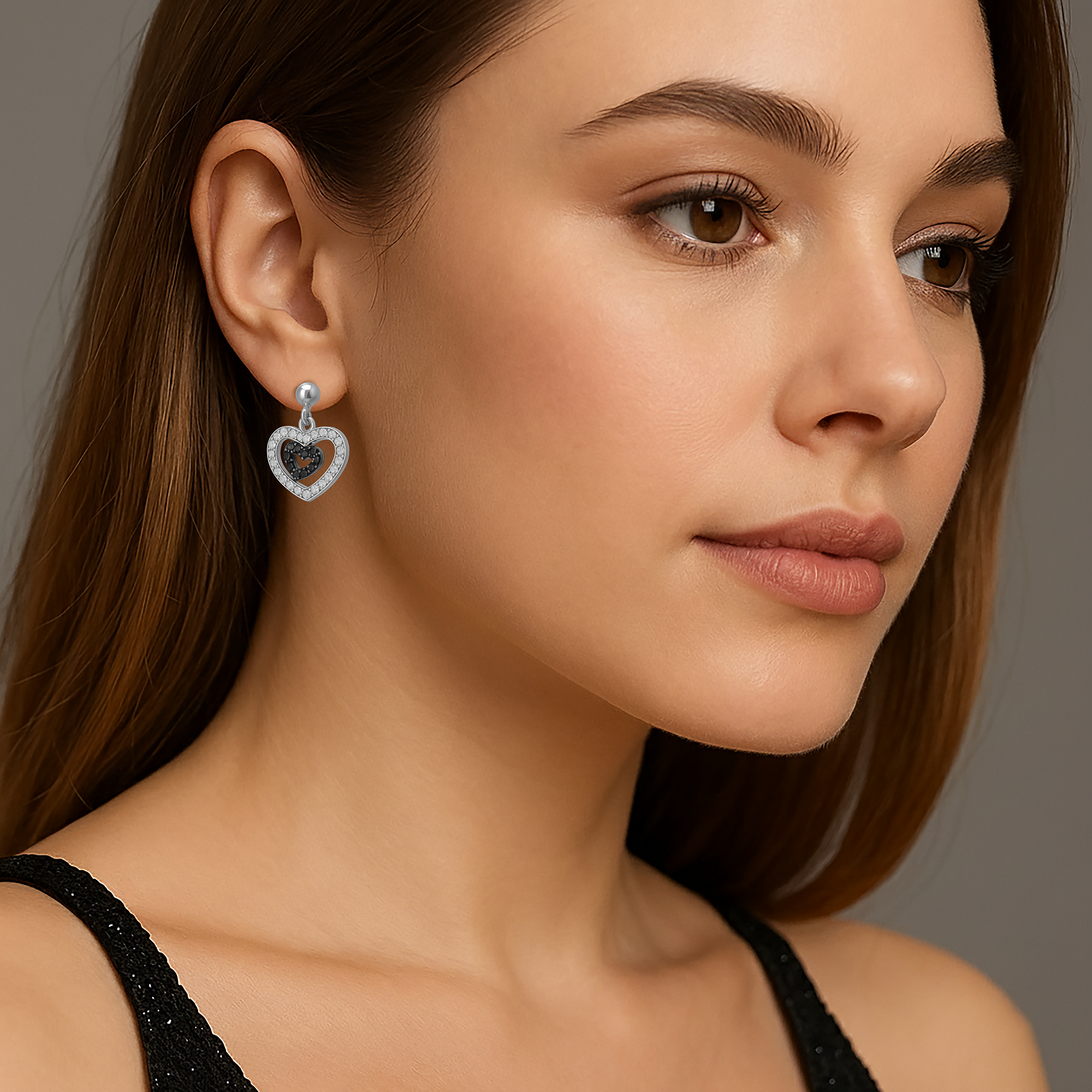Boucles d’oreilles cœur en argent rhodié – Zirconium blanc & noir | Élégance intemporelle