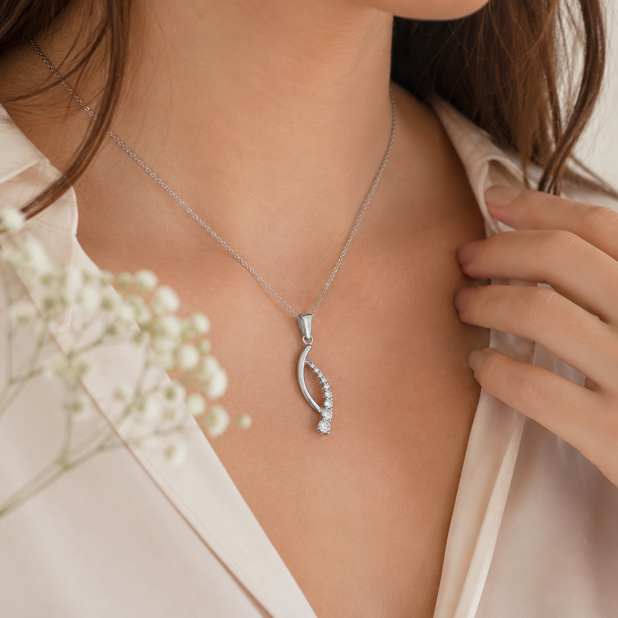 Collier Argent 925 Rhodié & Zirconiums – Élégance Courbe