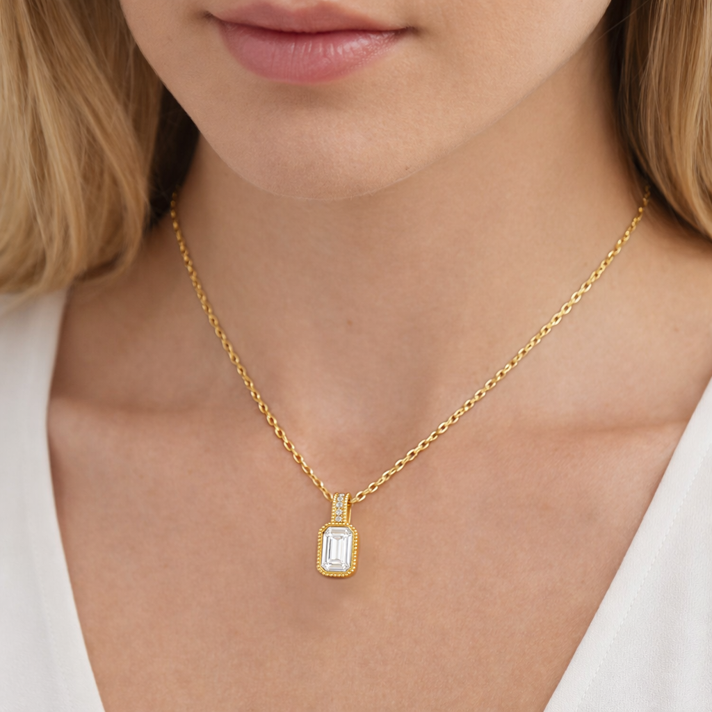 Collier Éclat Rectangulaire – Plaqué Or 18 Carats & Zirconium