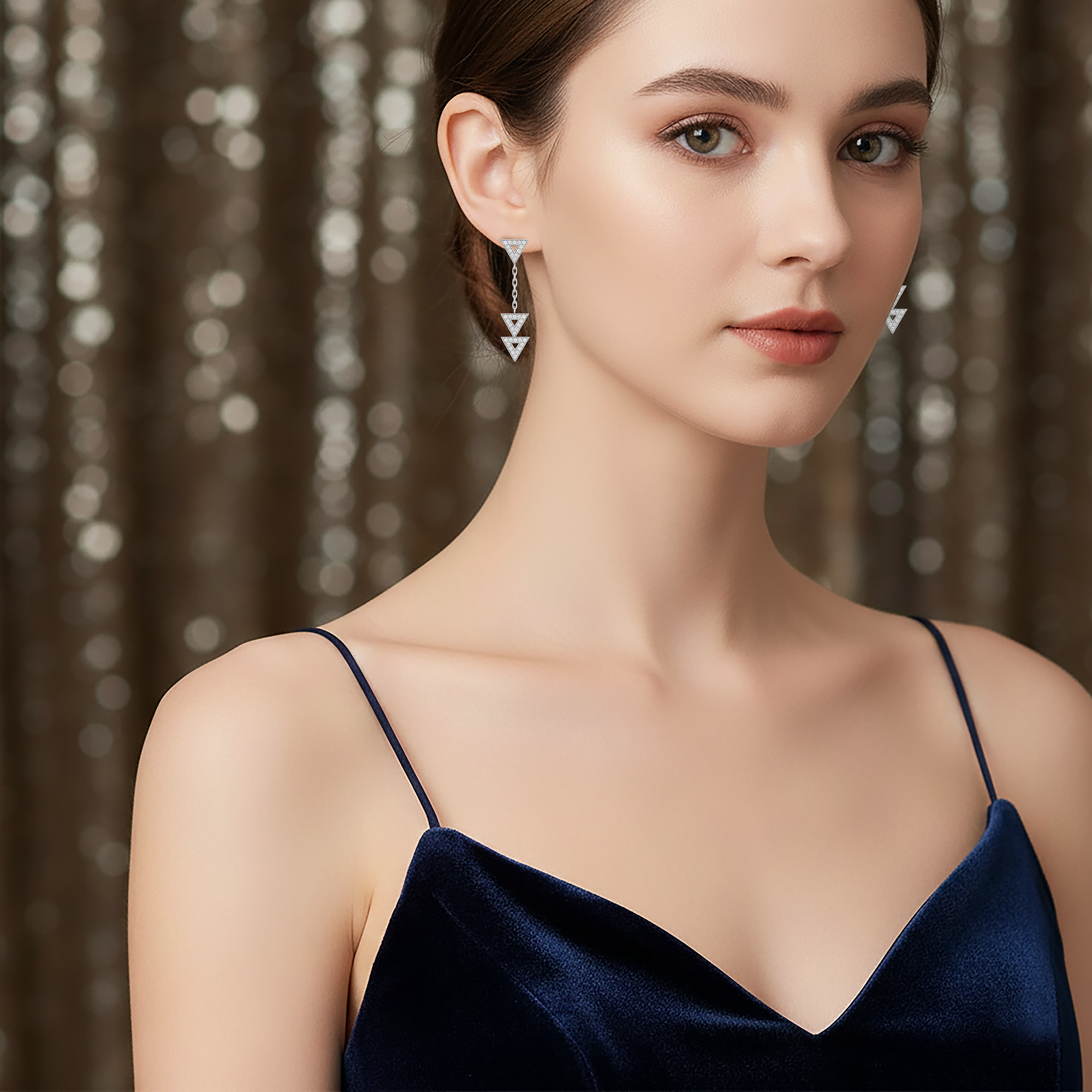 Boucles d’oreilles pendantes triangles en argent rhodié & zirconium blanc – Élégance géométrique