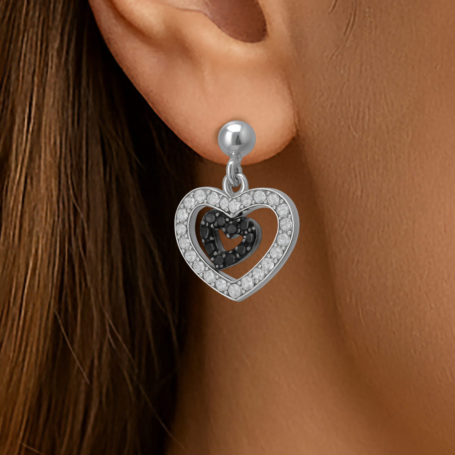 Boucles d’oreilles cœur en argent rhodié – Zirconium blanc & noir | Élégance intemporelle