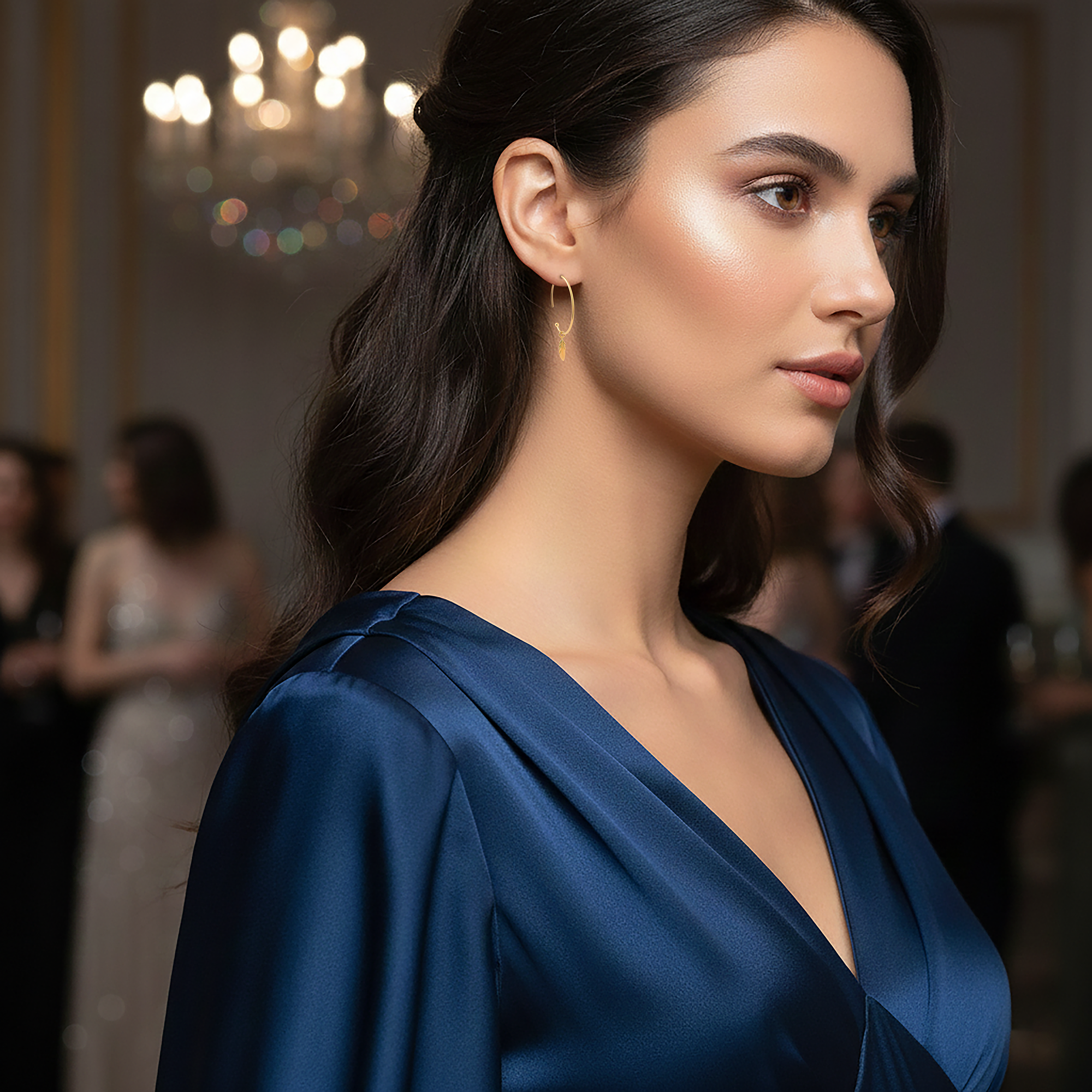 Boucles d’oreilles créoles plaqué or – Charme plume minimaliste