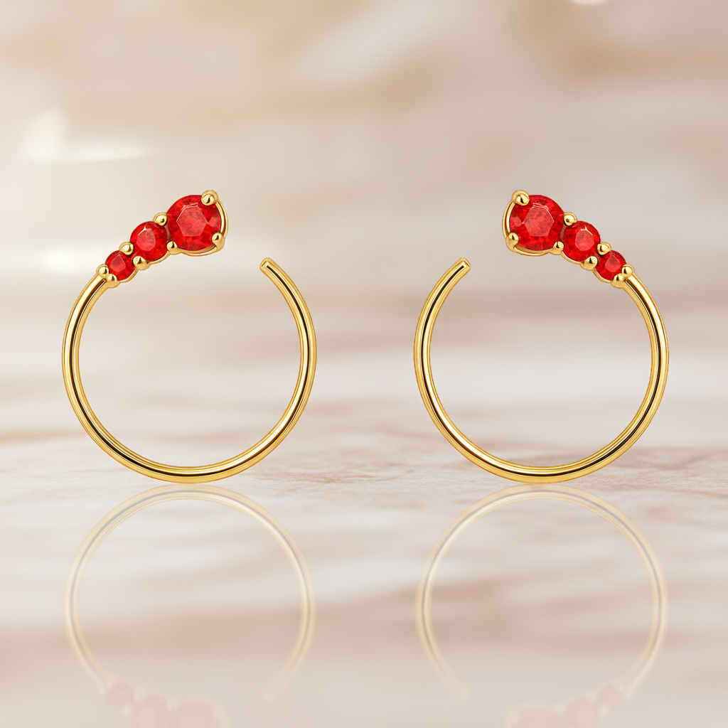 Boucles d’oreilles Créoles Ouvertes – Plaqué Or & Zirconium Rouge | Élégance Intemporelle