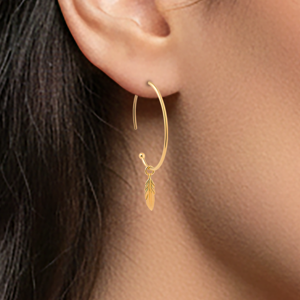 Boucles d’oreilles créoles plaqué or – Charme plume minimaliste