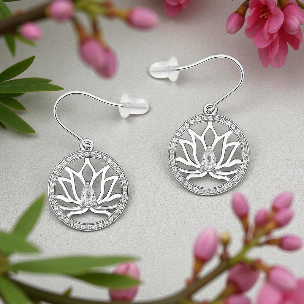 Boucles d’Oreilles Lotus en Argent Rhodié & Zirconium Blanc – Élégance Florale