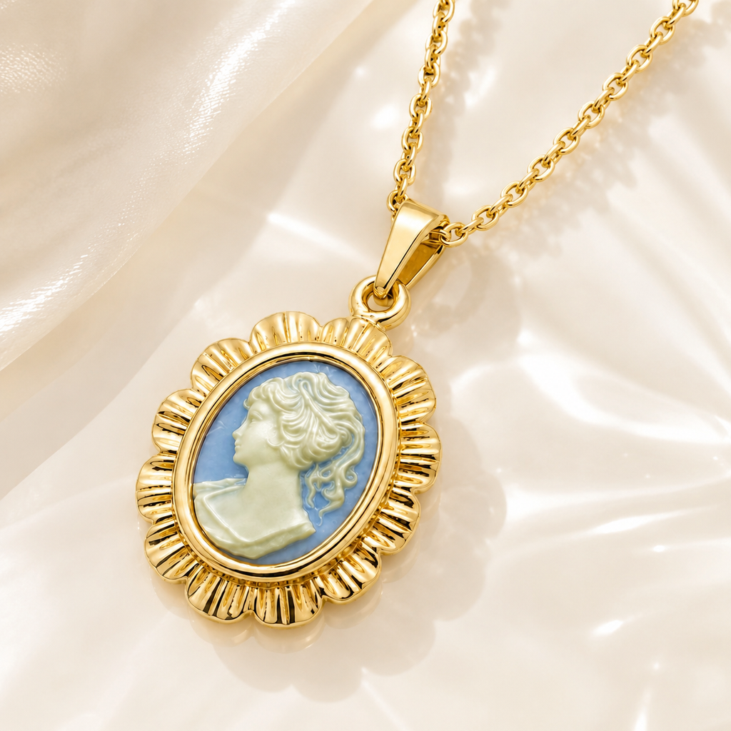 Collier Camée bleu Vintage – Plaqué Or 18 Carats & Résine