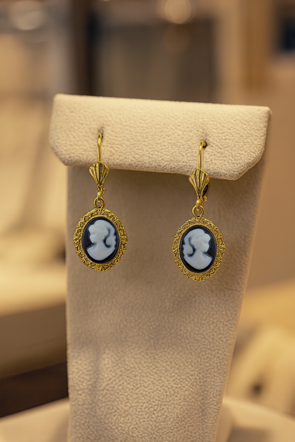 Boucles d’oreilles camée noir vintage – Plaqué or – Dormeuses élégantes