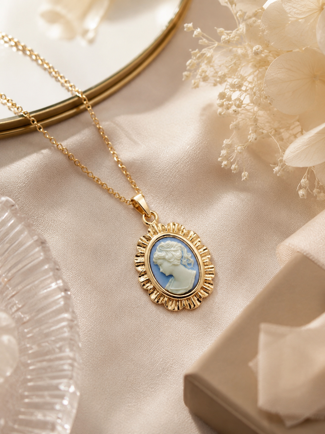 Collier Camée bleu Vintage – Plaqué Or 18 Carats & Résine
