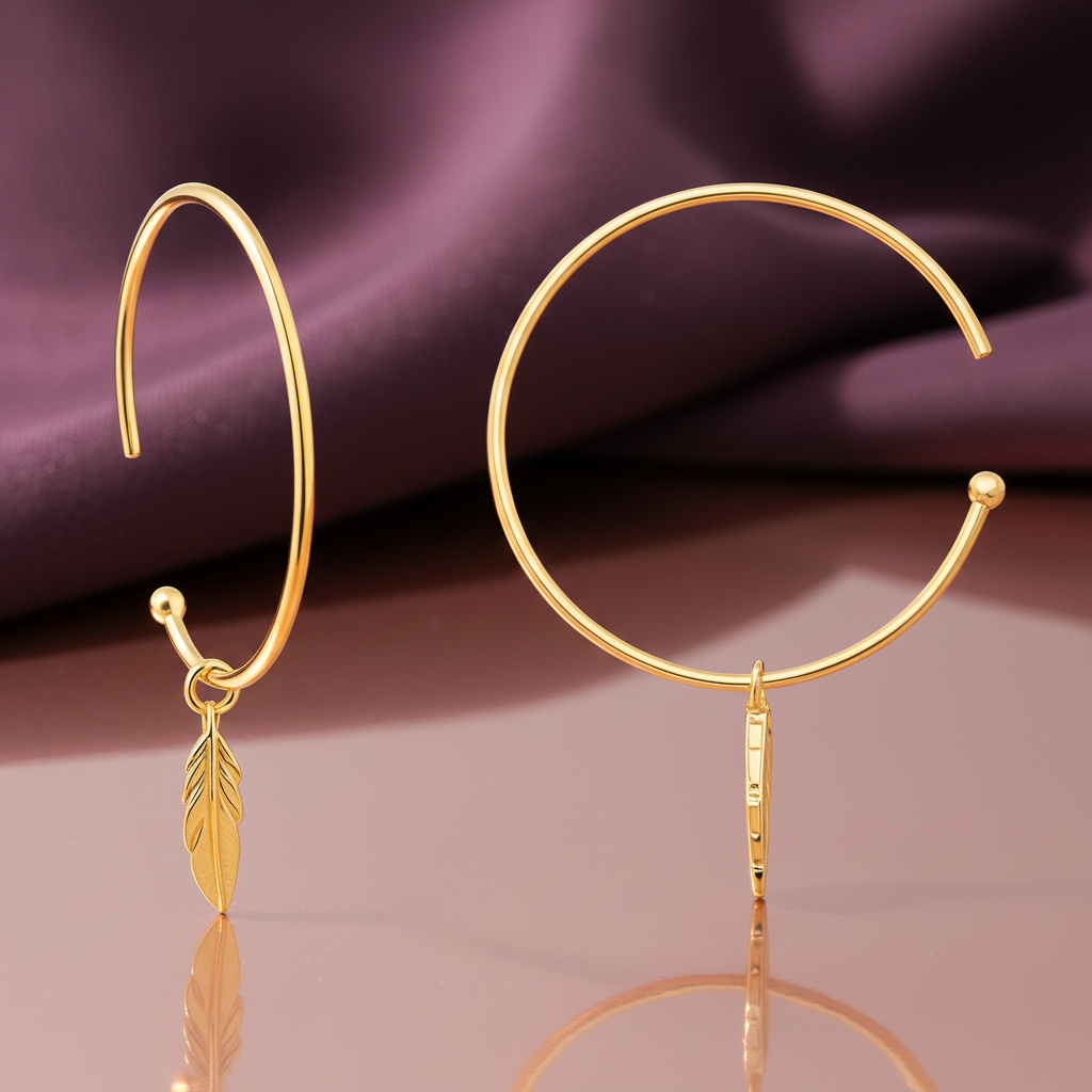 Boucles d’oreilles créoles plaqué or – Charme plume minimaliste