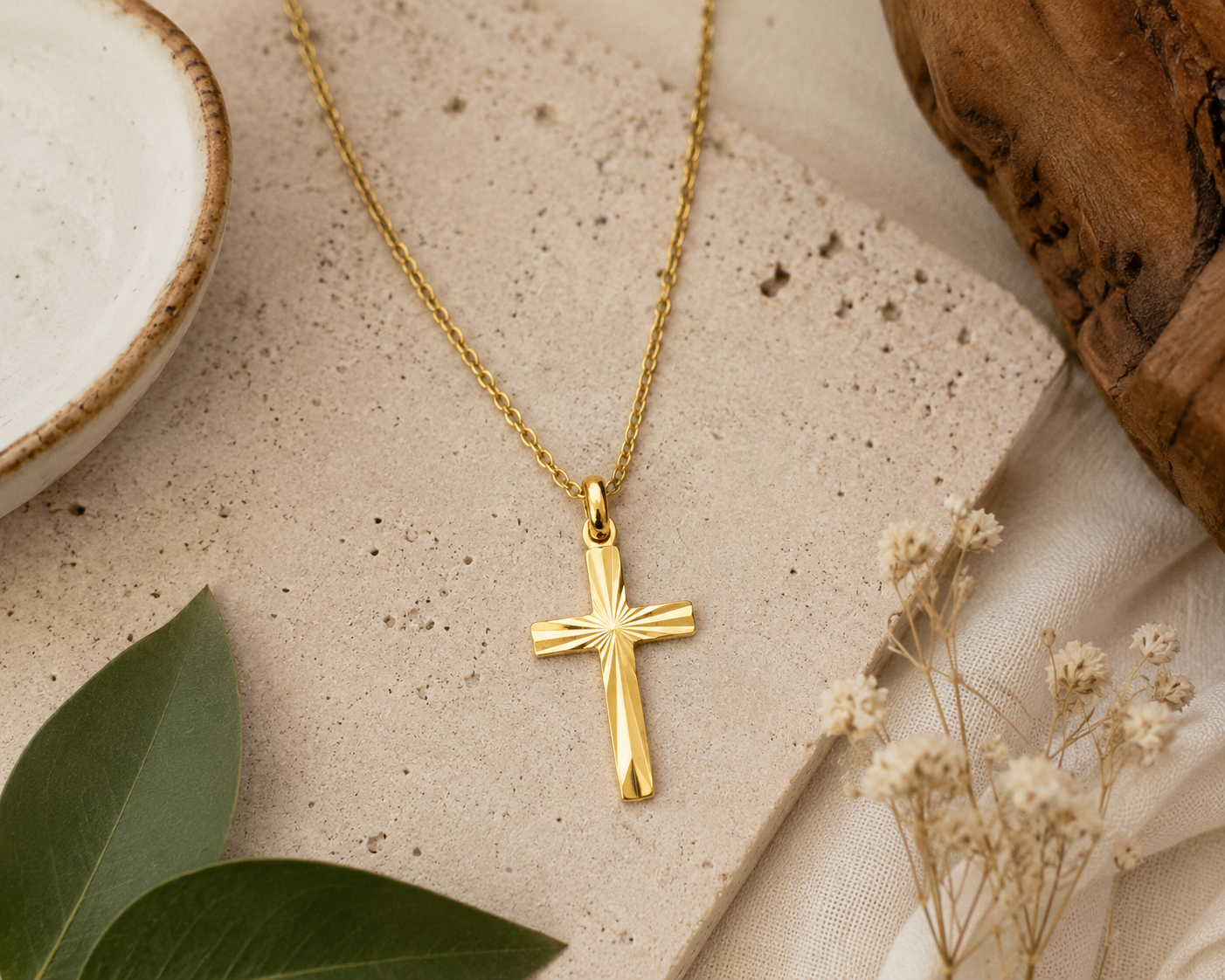 Collier Croix en Plaqué Or Jaune 18 Carats – Pendentif Gravé | Orinae
