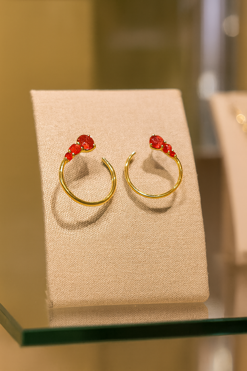 Boucles d’oreilles Créoles Ouvertes – Plaqué Or & Zirconium Rouge | Élégance Intemporelle