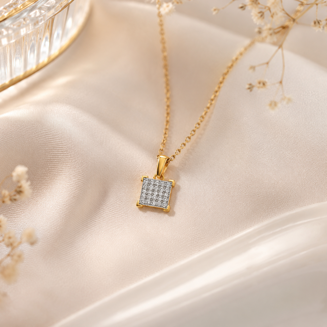 Collier Carré Zirconium – Plaqué Or 18 Carats