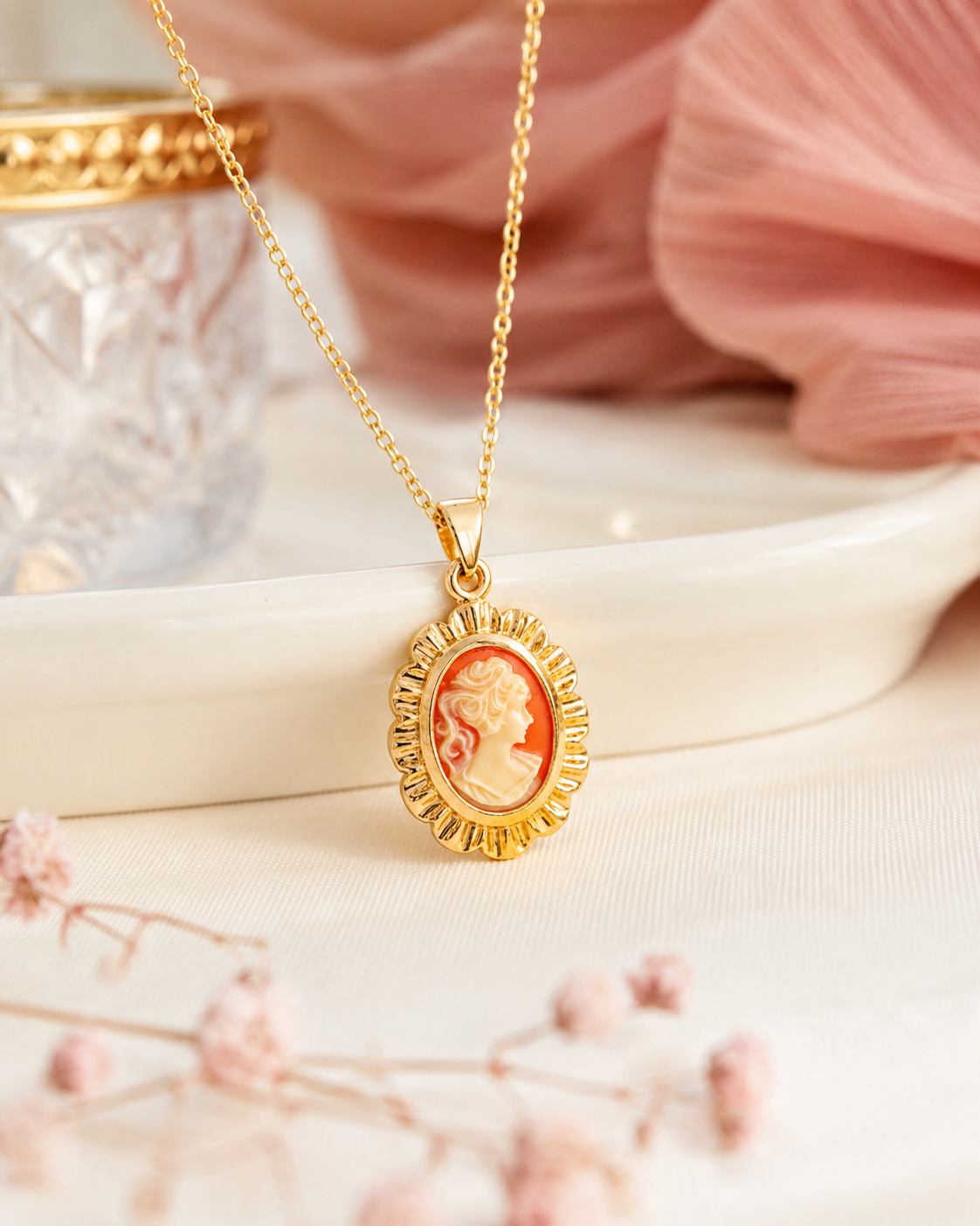 Collier Camée rouge Vintage – Plaqué Or 18 Carats & Résine