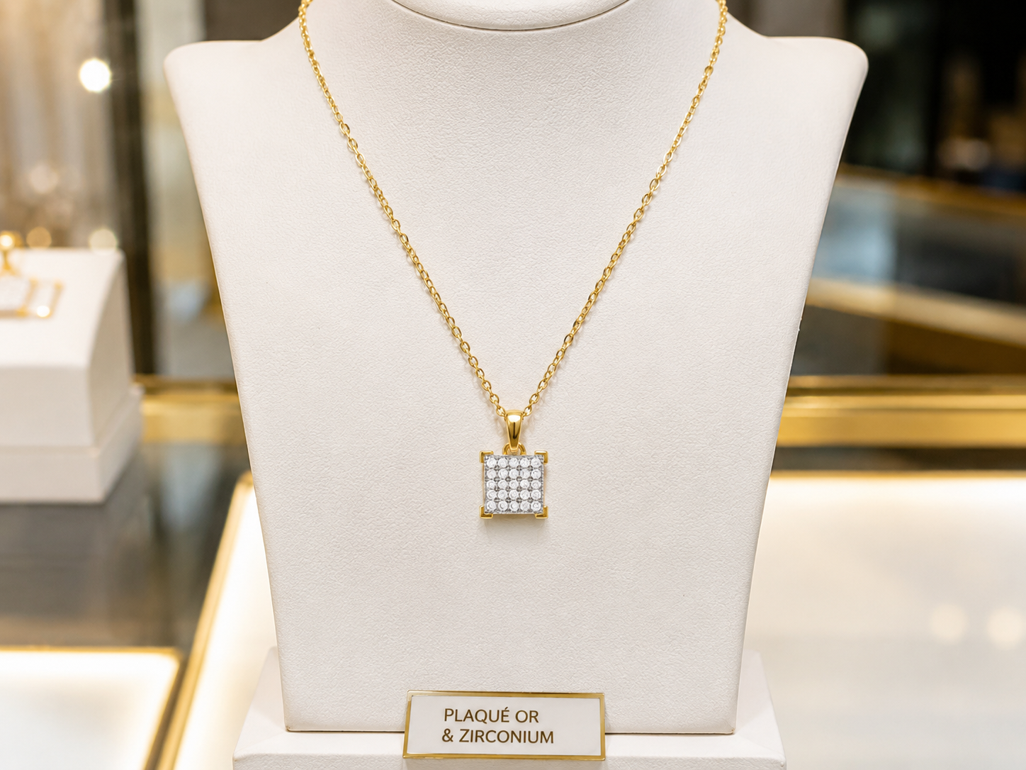 Collier Carré Zirconium – Plaqué Or 18 Carats