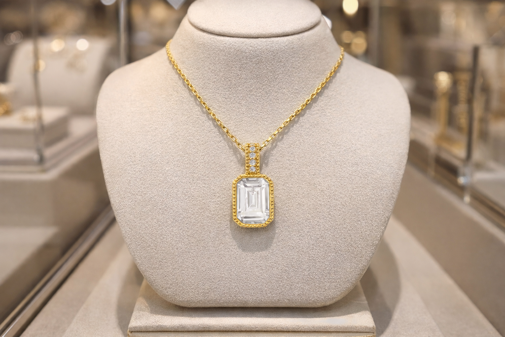 Collier Éclat Rectangulaire – Plaqué Or 18 Carats & Zirconium