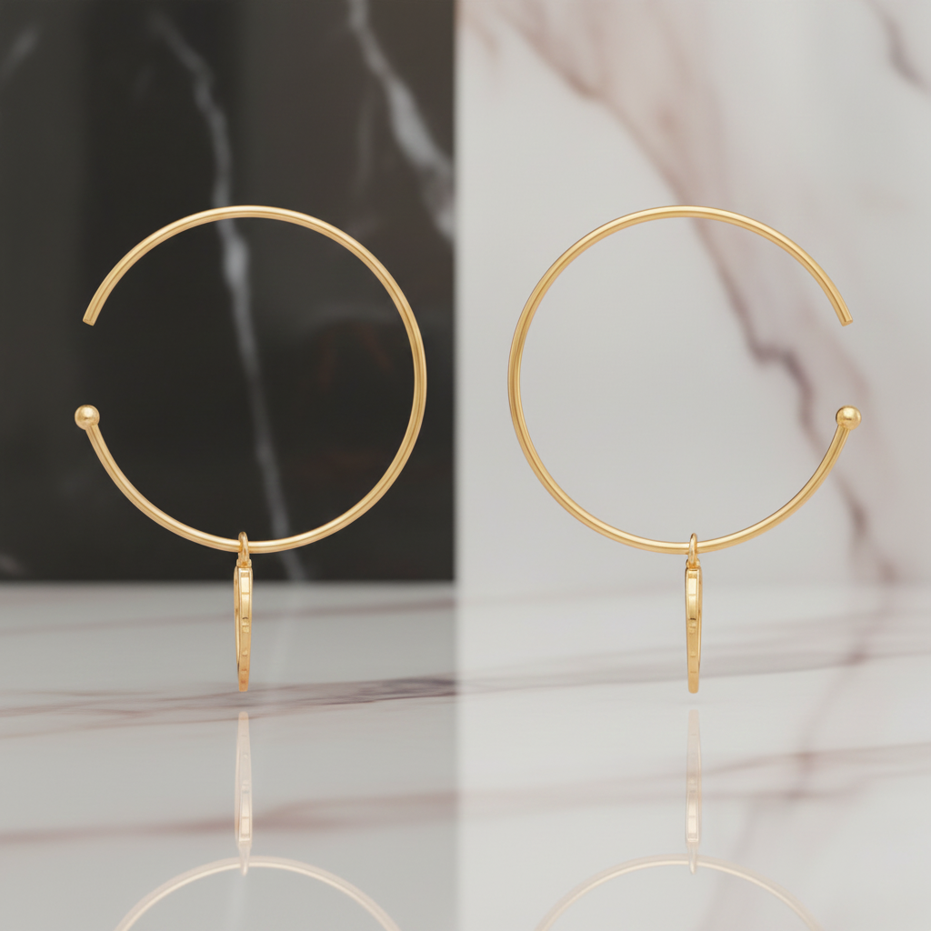 Boucles d’oreilles créoles plaqué or – Charme plume minimaliste