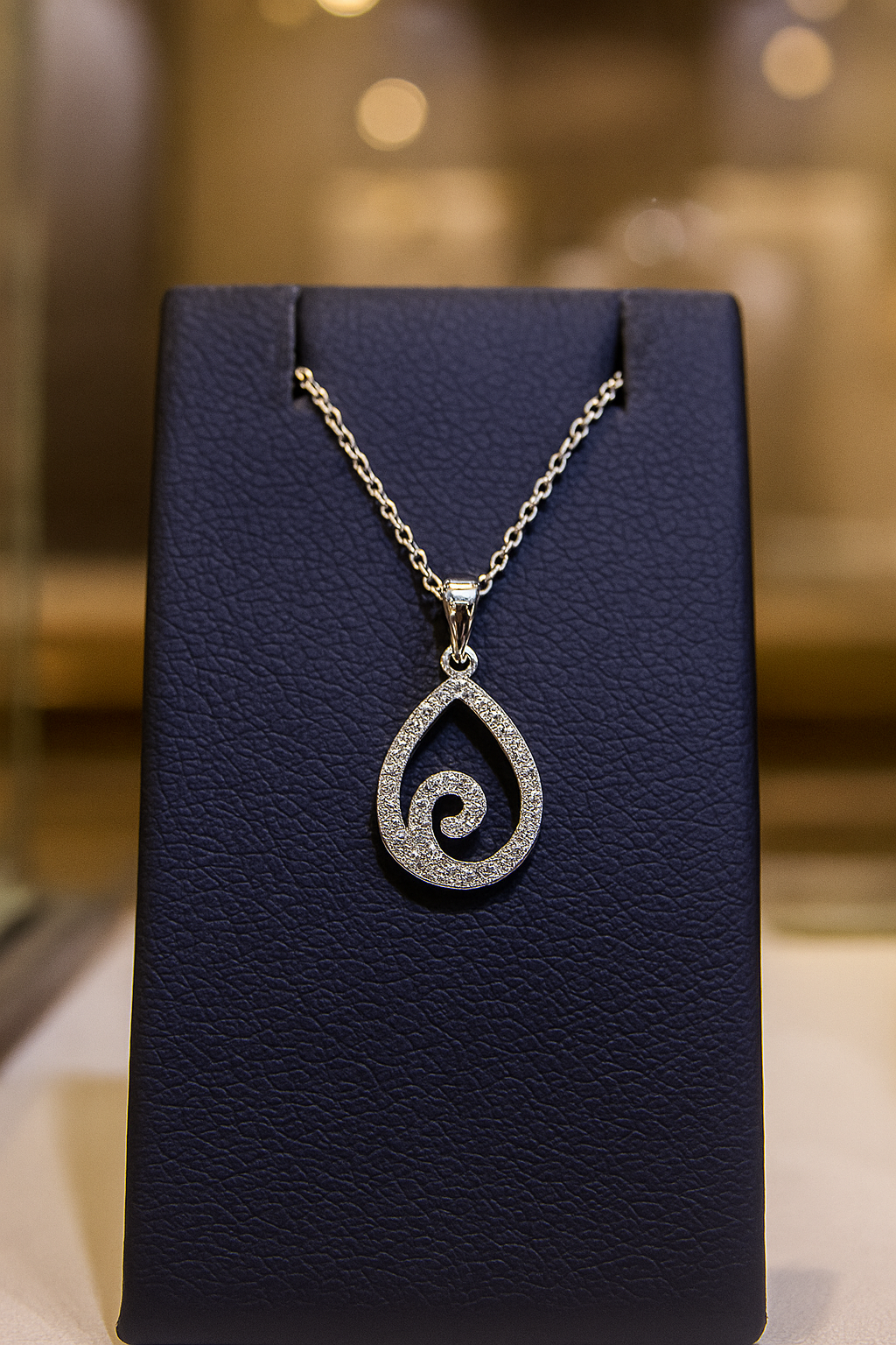 Collier en Argent 925 Rhodié & Zirconium – Pendentif Goutte Spirale Étincelante